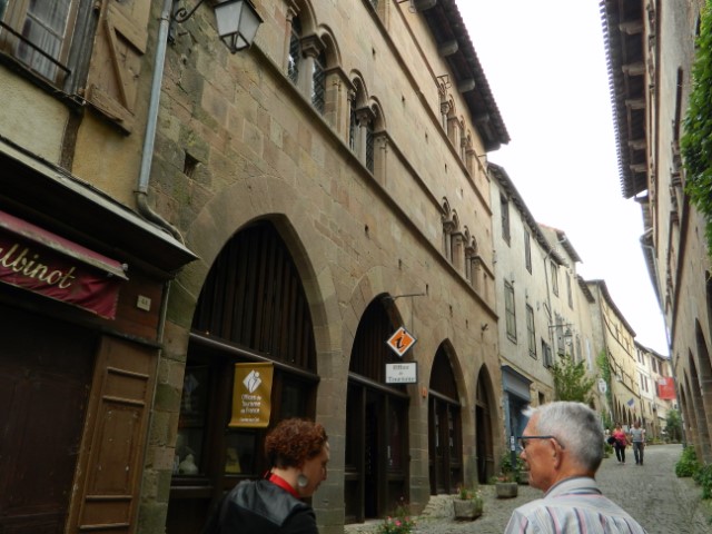 Rue principale de Cordes et l'Office de tourisme